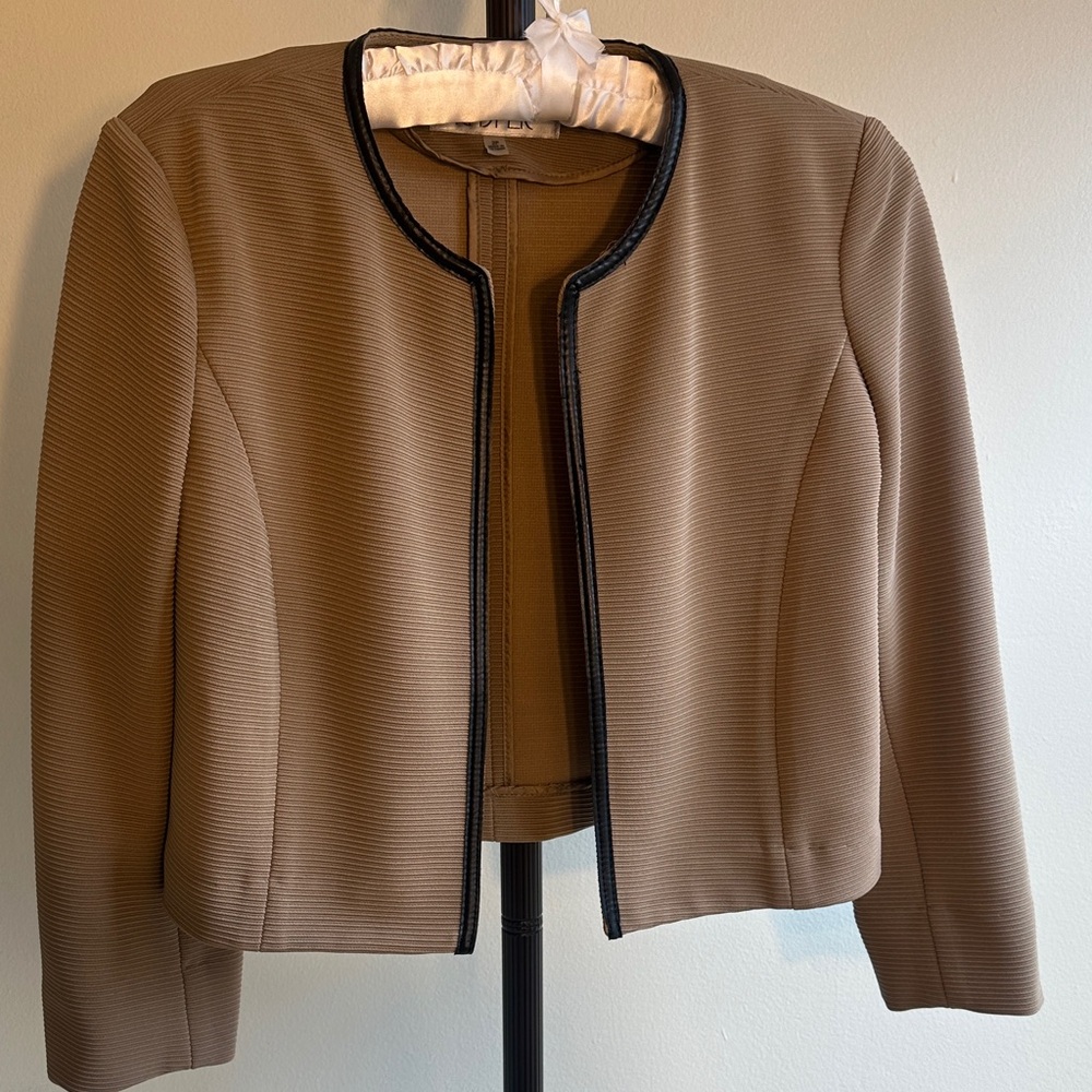 Kasper 2 P Tan  short blazer